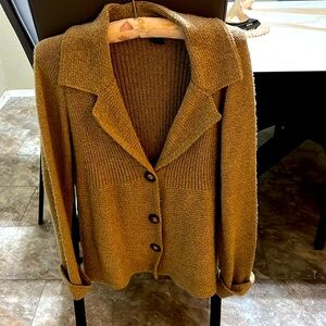 Sporty taupe/tan sweater